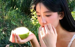 衡山路惊现美女裸拍